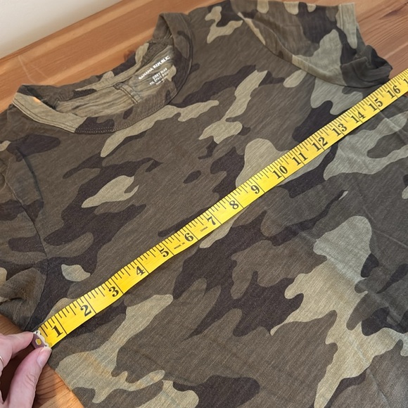 Banana Republic Camo print T-shirt size small - Picture 6 of 8